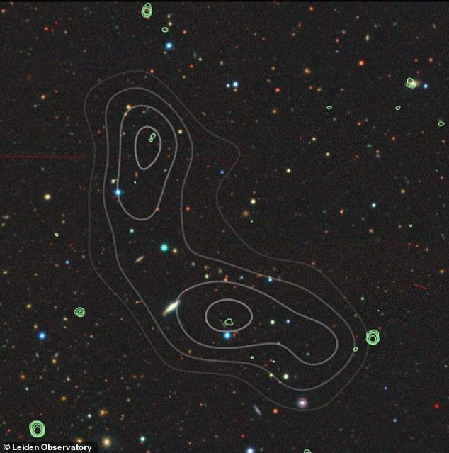 Alcyoneus (nella foto) è stata identificata come una gigantesca radiogalassia, contenente una galassia ospite, insieme a enormi getti e lobi che eruttano dal suo centro