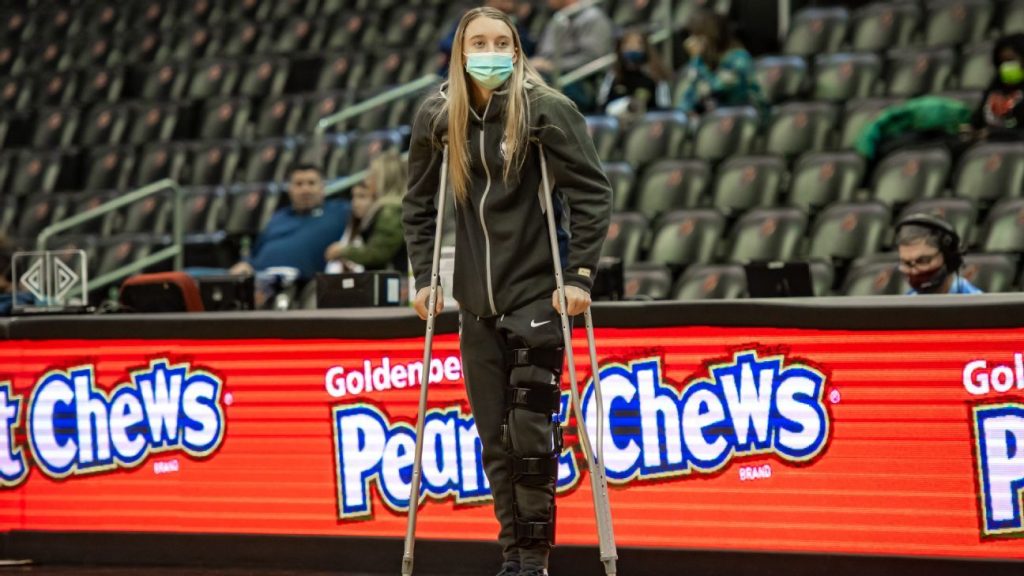 Paige Bueckers si è ripresa da un intervento chirurgico al ginocchio, si unirà alla squadra di basket femminile UConn Huskies per la partita di venerdì