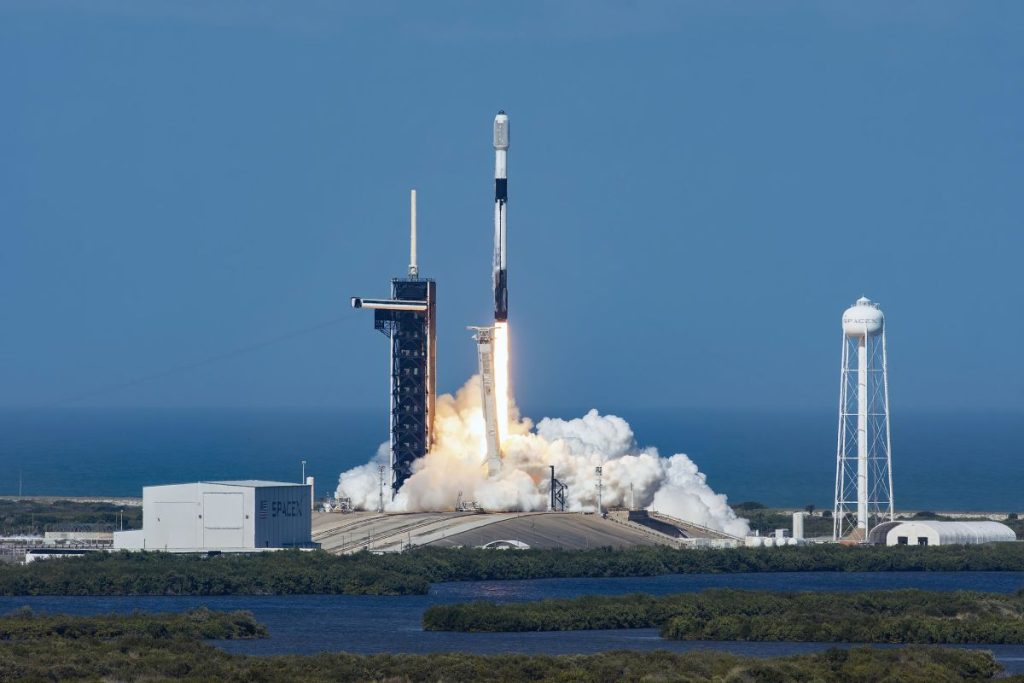 SpaceX lancia 50 satelliti Starlink, il razzo in atterraggio di oggi: guardalo dal vivo