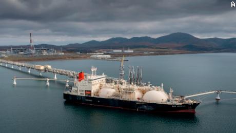 Shell segue la BP fuori dalla Russia mentre le compagnie petrolifere abbandonano Putin
