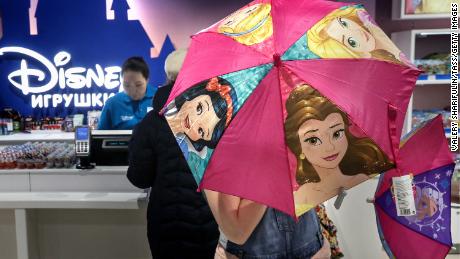 Un acquirente apre un ombrello raffigurante principesse Disney al Central Children's Store in piazza Lubyanka, a Mosca nel 2017.