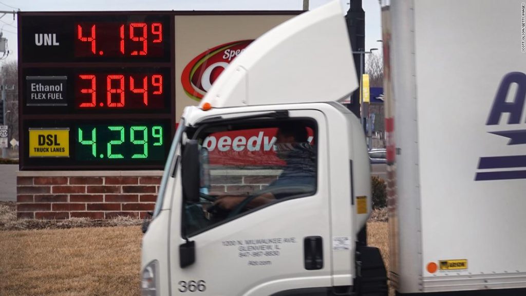 Il gas raggiunge i 4 dollari al gallone per la prima volta dal 2008