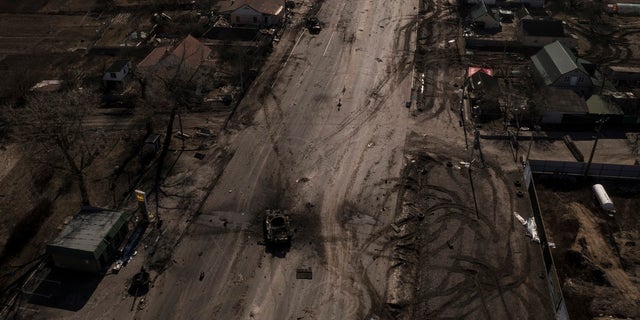 Carri armati russi distrutti su una strada principale 