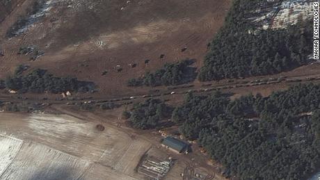A Berestyanka - 10 miglia a ovest della base aerea - sono stati visti numerosi camion di carburante e quelli che secondo Maxar erano apparentemente lanciarazzi multipli posizionati in un campo vicino agli alberi.