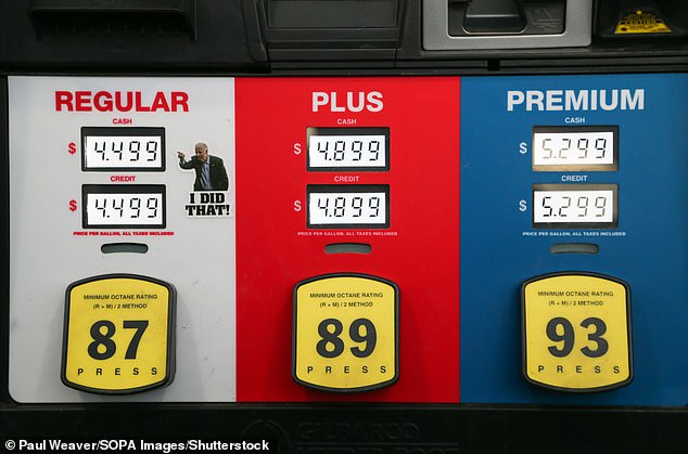 Poster del presidente degli Stati Uniti Joe Biden posizionato su una pompa di benzina alla stazione di Turkey Hill