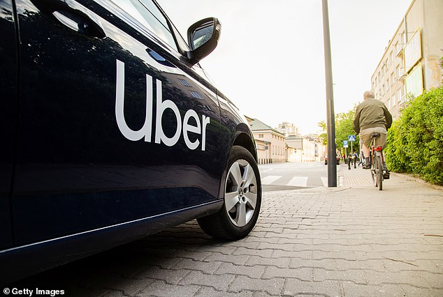 Uber addebita ai clienti una nuova tariffa per il carburante per le corse e le consegne