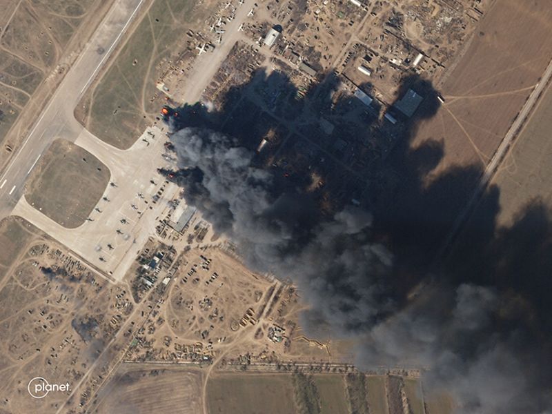 Un'immagine satellitare mostra un pennacchio di fumo che sale dall'aeroporto internazionale di Kherson martedì 15 marzo.  Quando ingrandite, le immagini mostrano un certo numero di elicotteri in fiamme.