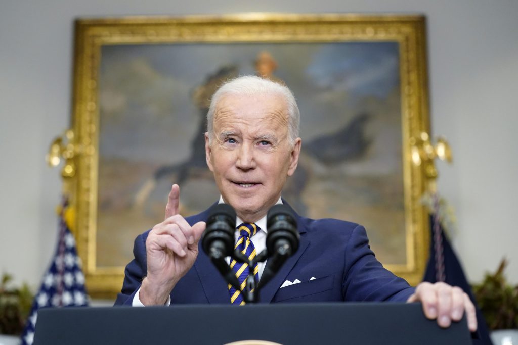 Gli Stati Uniti vietano le importazioni di petrolio russo e Biden avverte dei "costi"