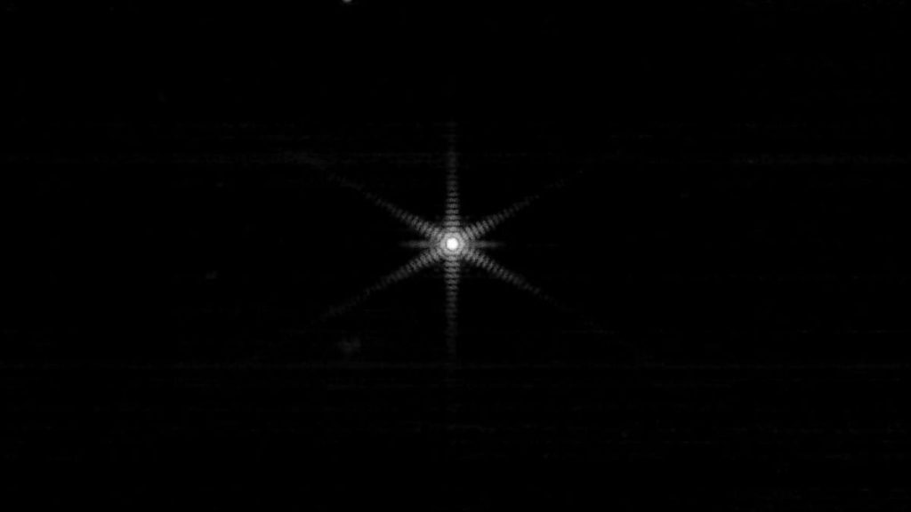 Il telescopio Webb evidenzia la stella mentre completa la fase di allineamento dell'"impilamento delle immagini".