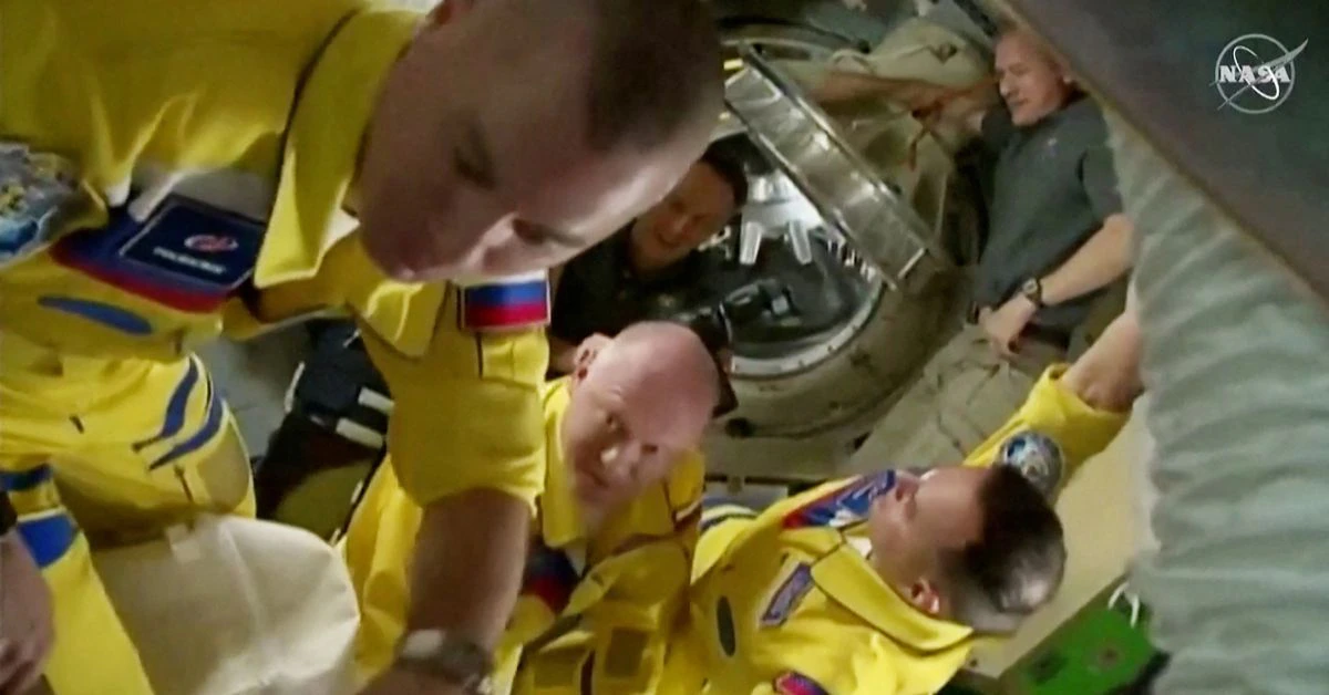 La Russia prende in giro l'idea che gli astronauti indossassero il giallo per sostenere l'Ucraina
