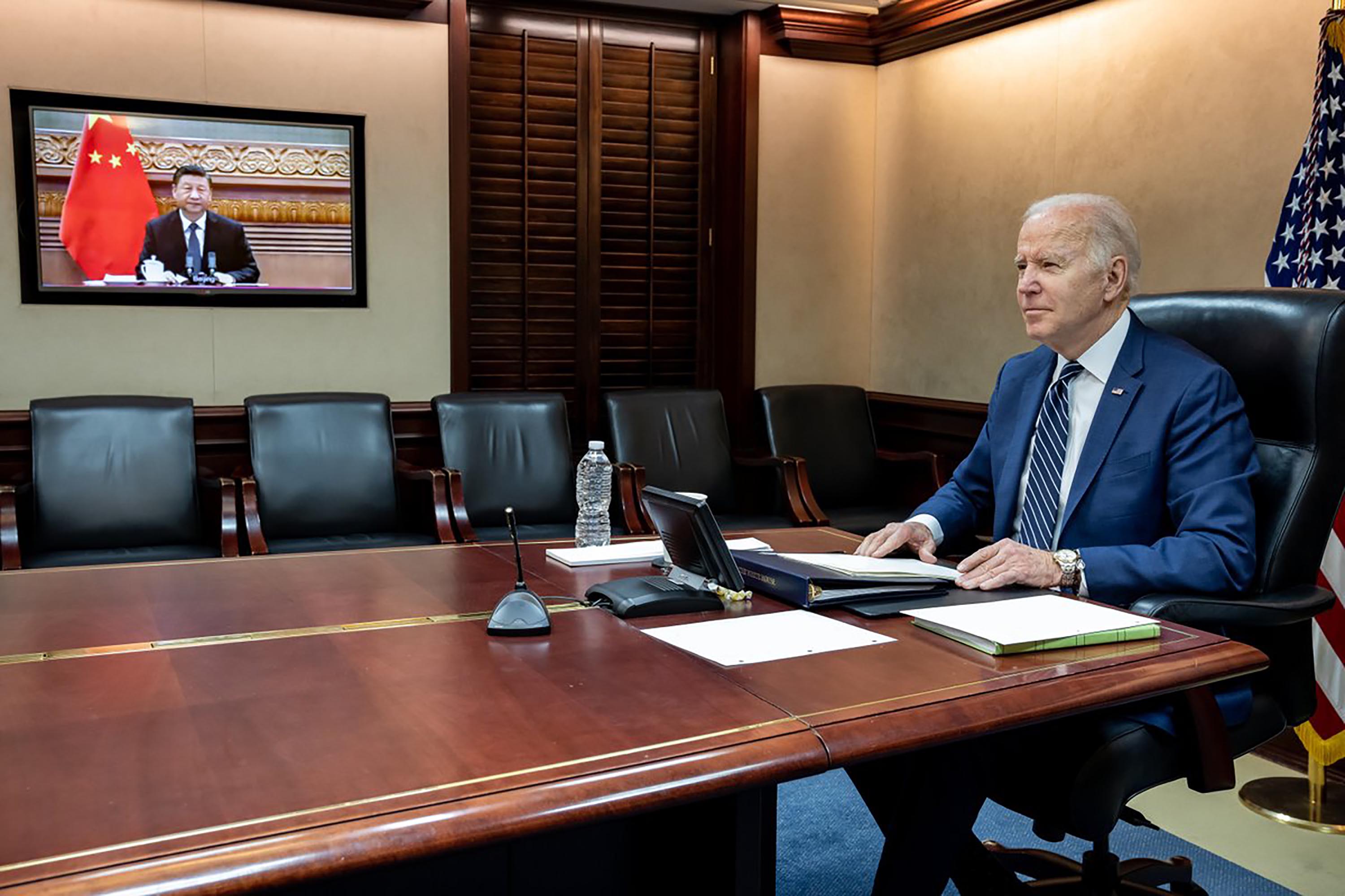 In questa foto rilasciata dalla Casa Bianca, venerdì 18 marzo il presidente degli Stati Uniti Biden parla con il presidente cinese Xi Jinping.