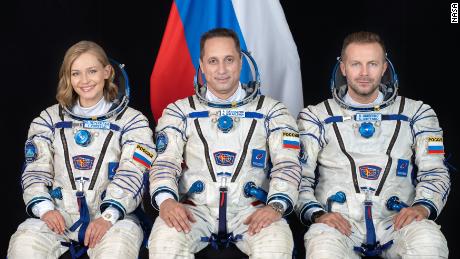 La troupe russa avvolge il film pionieristico nello spazio e torna sano e salvo sulla Terra