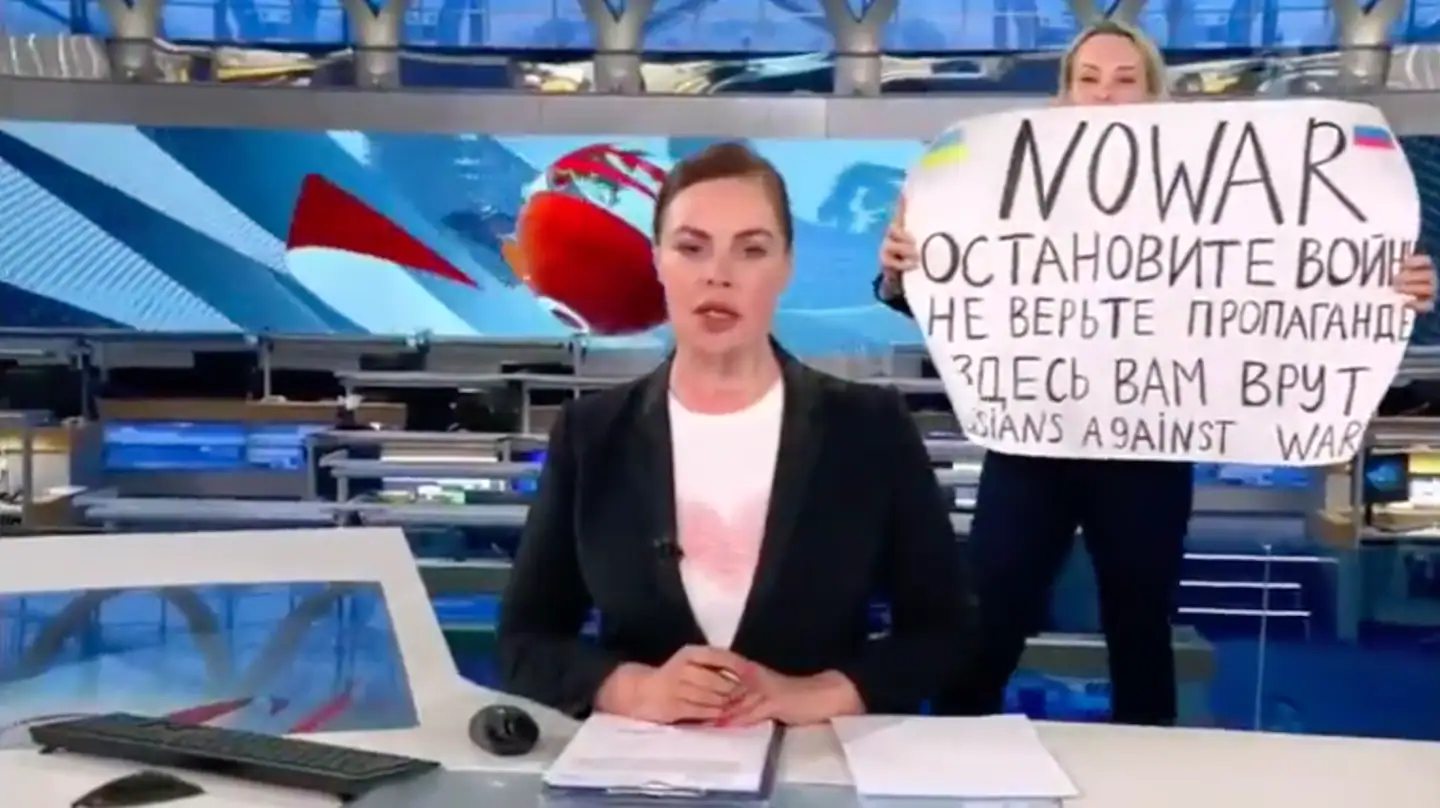 Marina Ovsyannikova, manifestante televisiva russa contro la guerra, è stata multata per un discorso video che ha spinto altri a protestare