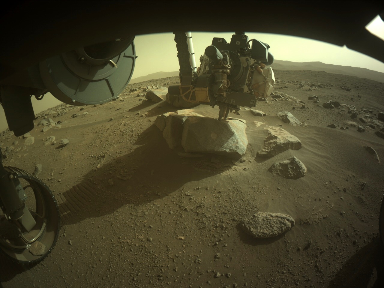 La sonda Marte della NASA ha raccolto il suo settimo campione di roccia del pianeta rosso.  Questa immagine mostra il rover in azione il 7 marzo 2022.