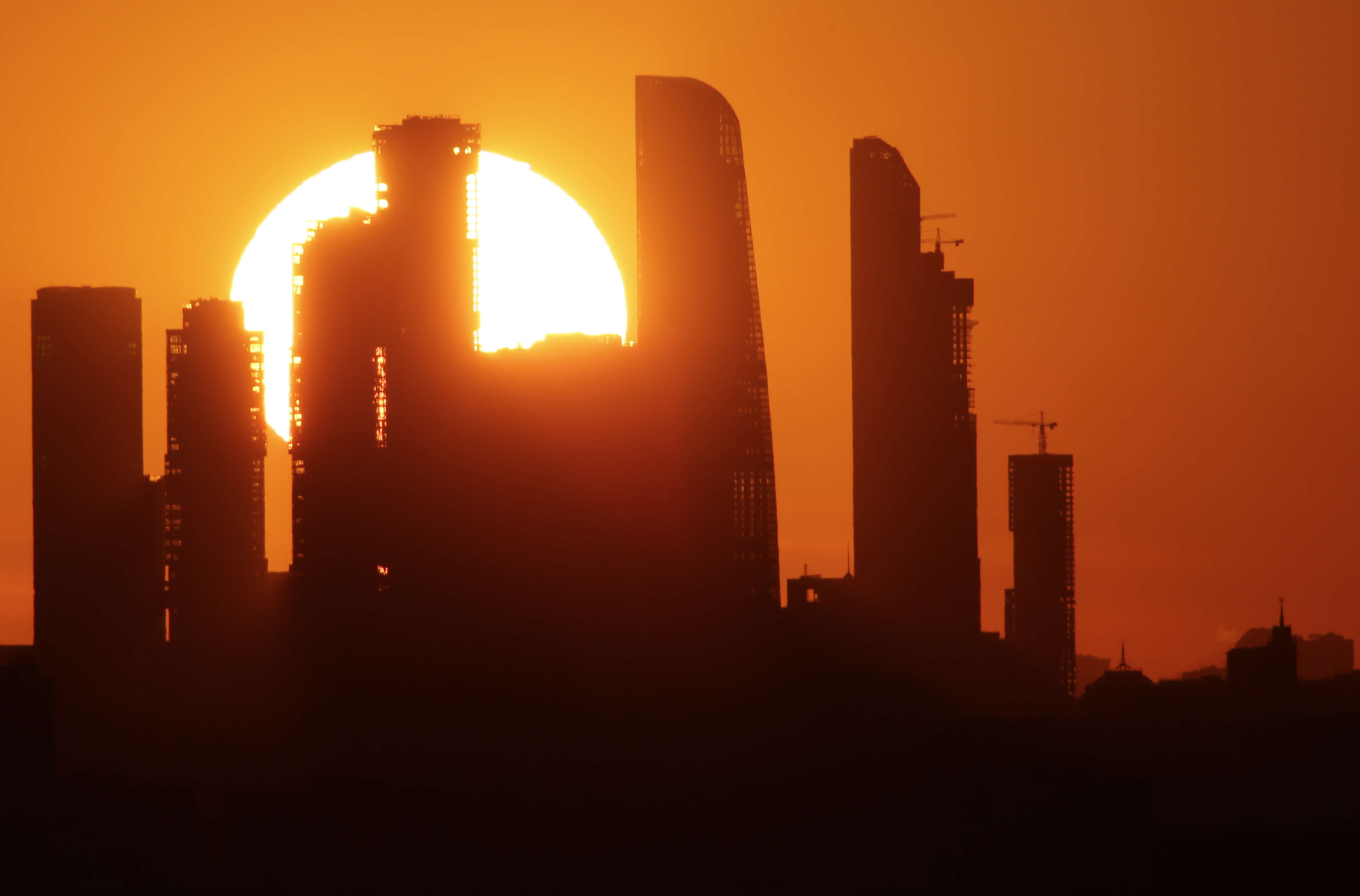 Il sole tramonta dietro i grattacieli del Moscow International Business Center di Mosca