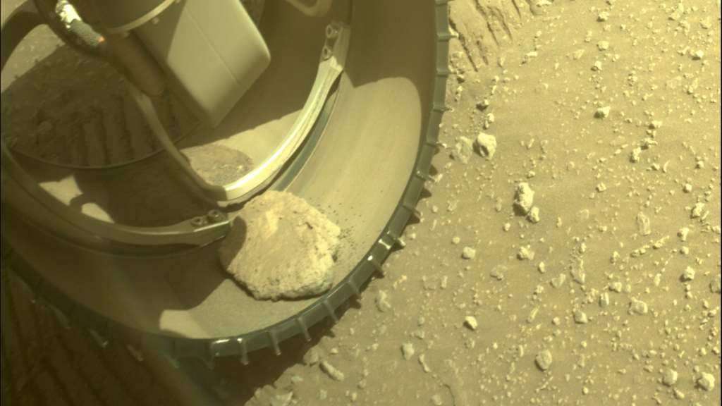 Sembra che la roccia di Marte sia bloccata nella ruota del rover perseveranza