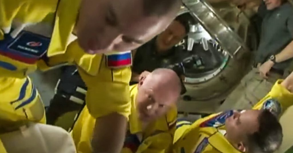 Un dipinto di cosmonauti russi della ISS in colori simili alla bandiera ucraina