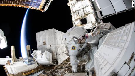 Gli astronauti della NASA fanno passeggiate spaziali per fornire aggiornamenti energetici alla stazione spaziale