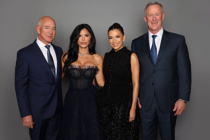 Jeff Bezos dona 100 milioni di dollari a Eva Longoria e Bill McRaven per scopi di beneficenza