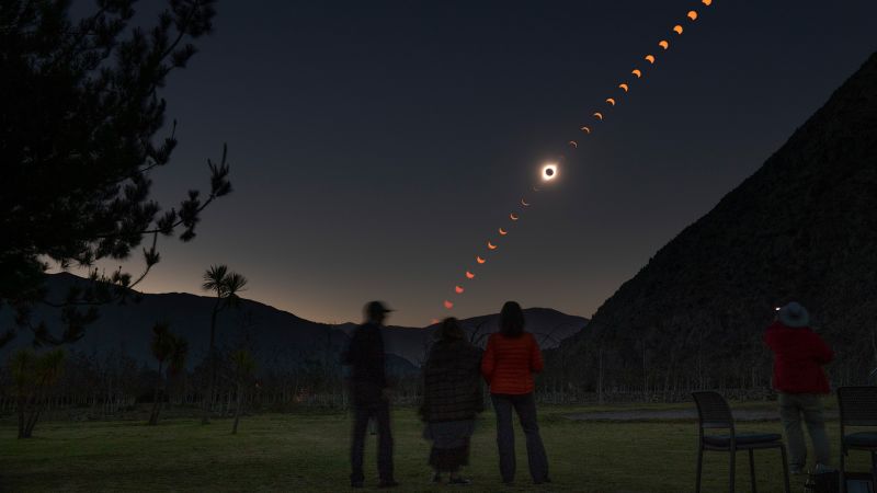 Come fotografare un'eclissi solare totale, secondo gli esperti