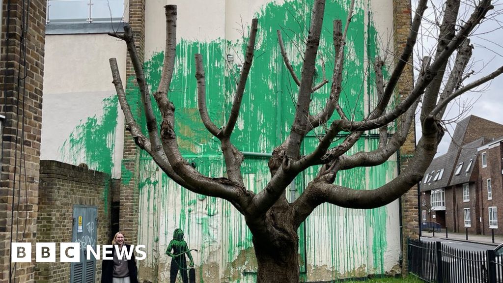 Si ipotizza che ci sia Banksy dietro il nuovo murale su un albero in una strada di Londra
