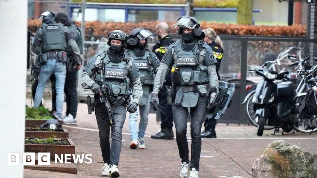 Un uomo viene arrestato al termine di un'operazione di presa di ostaggi in una discoteca olandese