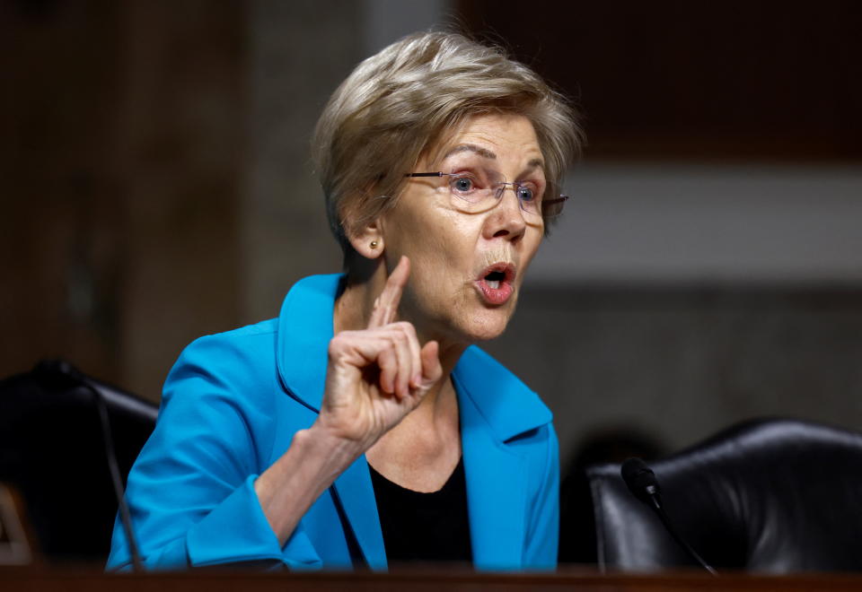 La senatrice statunitense Elizabeth Warren (D-Mass.) interroga i testimoni durante un'audizione della commissione del Senato per le banche, l'edilizia abitativa e gli affari urbani in seguito ai recenti fallimenti bancari, a Capitol Hill a Washington, Stati Uniti, il 18 maggio 2023. REUTERS/Evelyn Hochstein