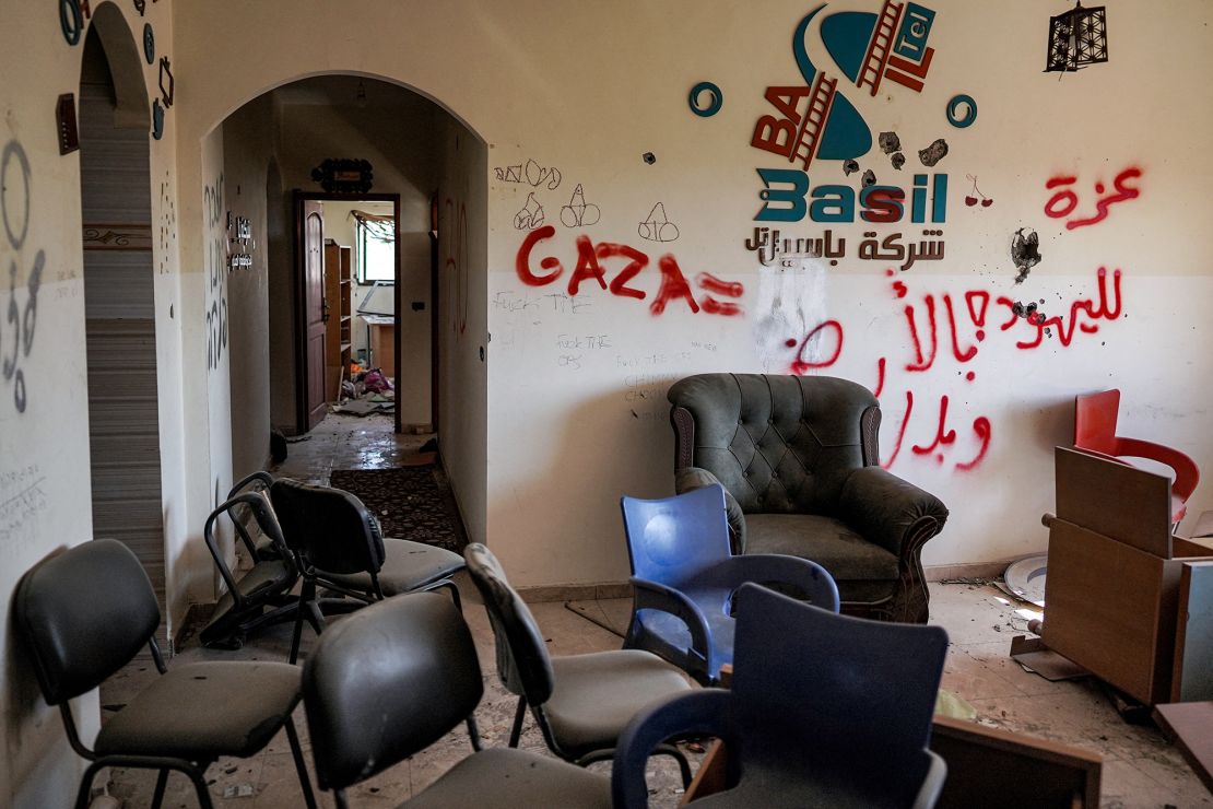 Graffiti su un edificio a Khan Yunis dopo che Israele ha ritirato le sue forze di terra dalla città meridionale della Striscia di Gaza.  7 aprile 2024.