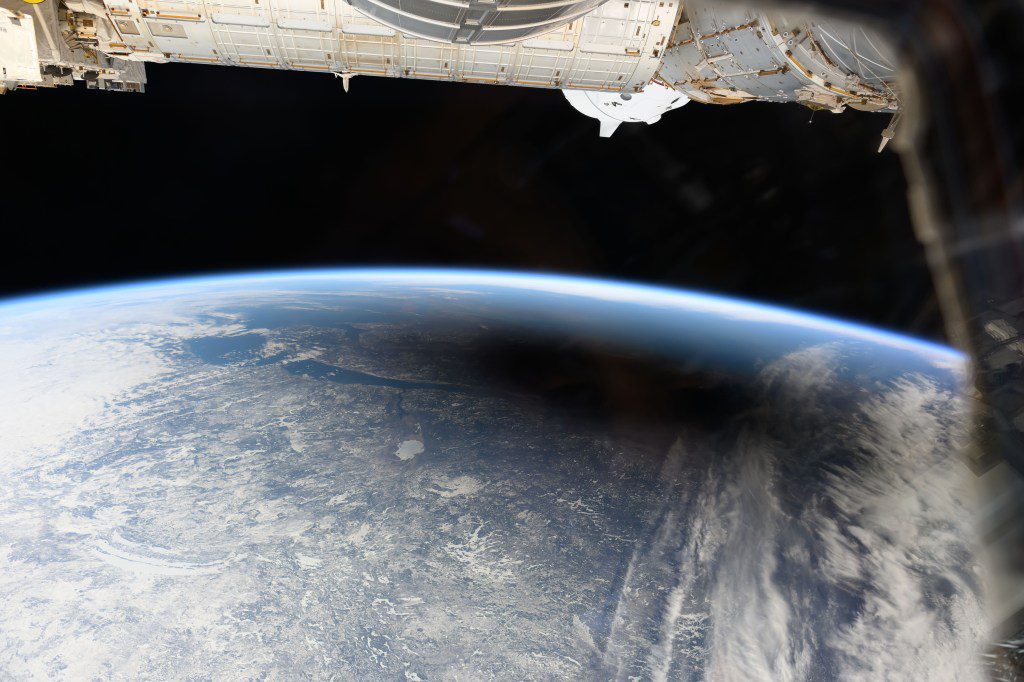 La Stazione Spaziale Internazionale è volata verso un'eclissi solare da un'altitudine di 261 miglia. 