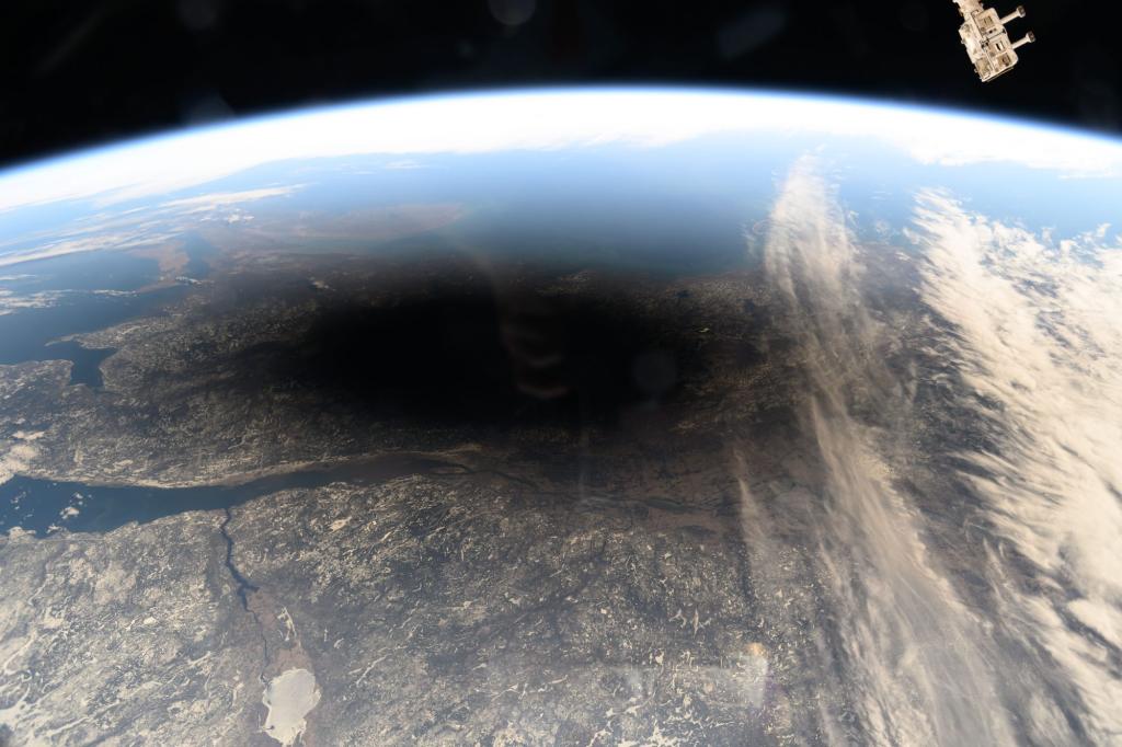 La strana visione degli astronauti di un'eclissi solare appare in un video pazzesco