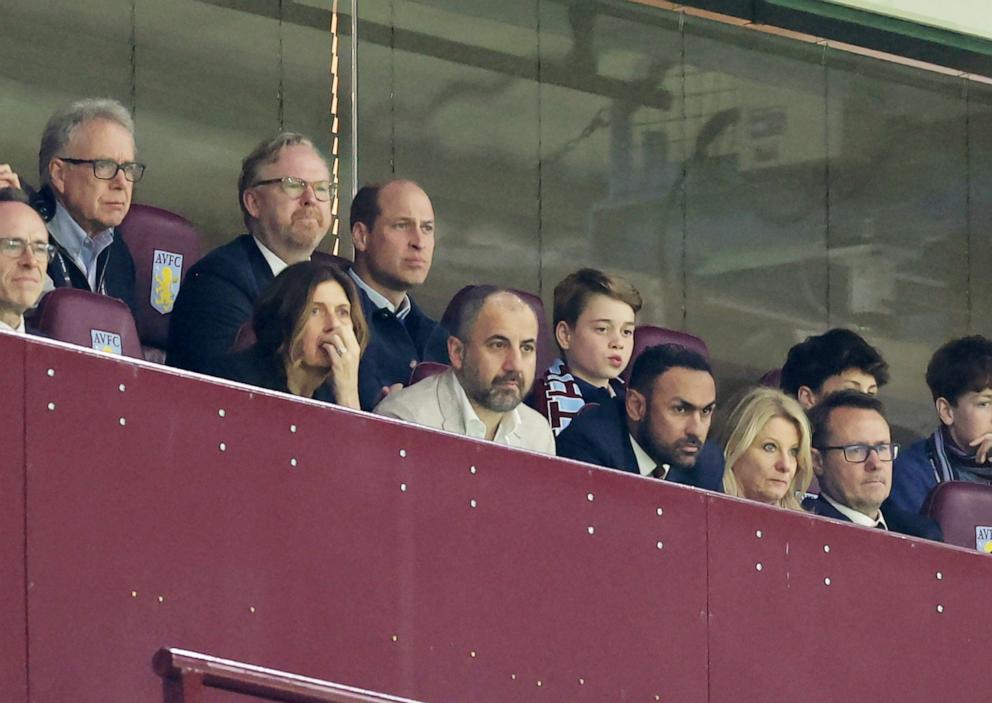 IMMAGINE: Il principe William e il principe George guardano dagli spalti durante l'andata dei quarti di finale di UEFA Europa League 2023/24 tra Aston Villa e Lille OSC al Villa Park l'11 aprile 2024 a Birmingham, Inghilterra.