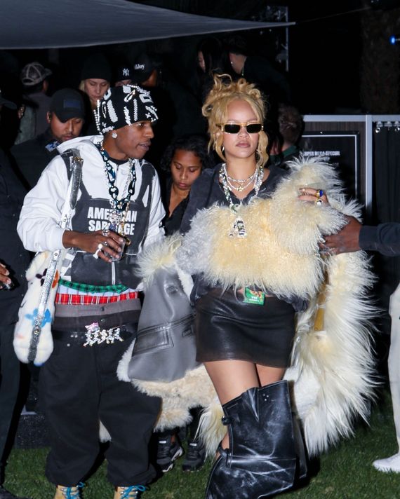 *Offerta speciale ed esclusiva* Rihanna e A$AP Rocky attirano l'attenzione durante il loro grande ingresso il secondo giorno di Coachella!