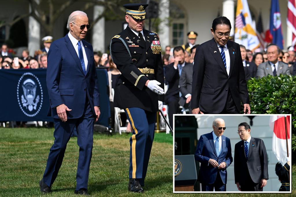Biden è stato deriso per aver passeggiato sul prato della Casa Bianca con lo sguardo stordito durante la cerimonia del primo ministro giapponese