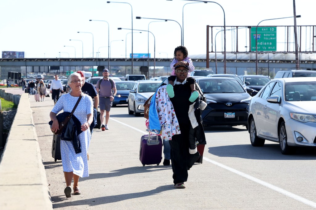 I manifestanti bloccano l'autostrada che porta all'aeroporto O'Hare