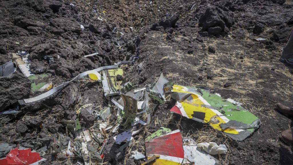 I problemi finanziari della Boeing continuano, mentre le famiglie delle vittime degli incidenti sollecitano gli Stati Uniti a denunciare la compagnia