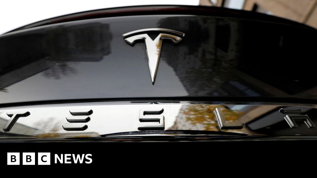 I profitti di Tesla si sono dimezzati a causa del calo della domanda
