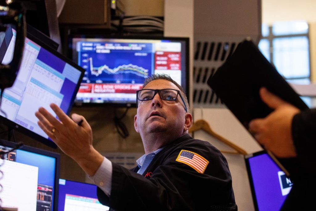 Il Dow Jones è sceso di circa 400 punti e i rendimenti sono saliti ai livelli più alti nel 2024