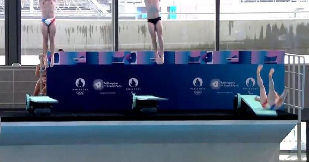 Il sub francese Alexis Jandar scivola durante la cerimonia di apertura delle discipline acquatiche alle Olimpiadi di Parigi
