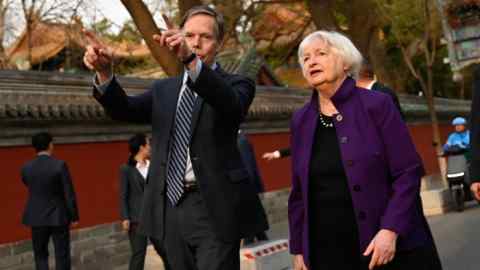 Lunedì il segretario al Tesoro americano Janet Yellen (a destra) visita un distretto di Pechino con l'ambasciatore americano in Cina Nicholas Burns.