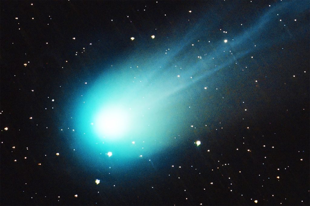 La "Cometa del Diavolo" dalle corna vulcaniche è ora visibile dalla Terra • Earth.com