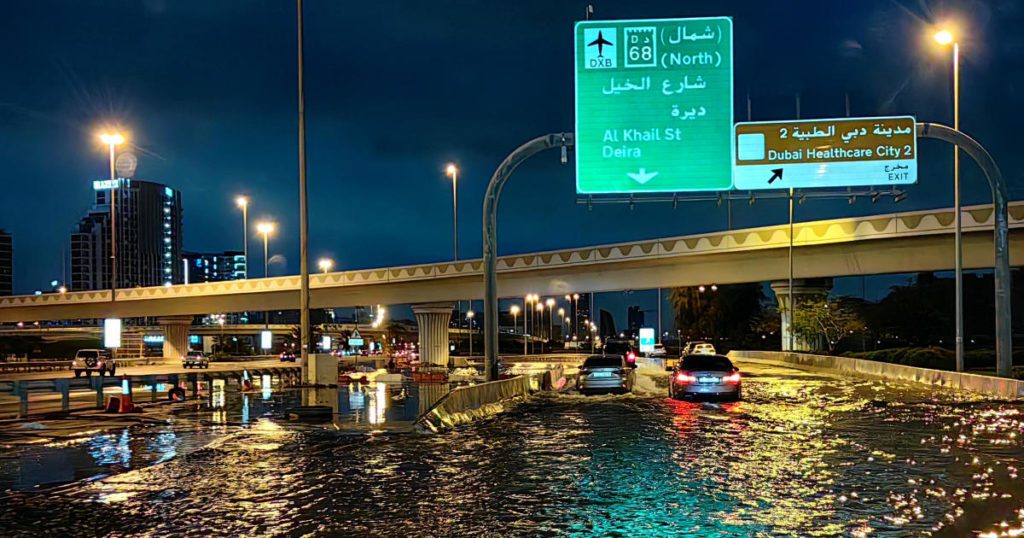Le inondazioni di Dubai ostacolano le principali operazioni aeroportuali poiché "un evento meteorologico storico" scarica forti piogge sugli Emirati Arabi Uniti