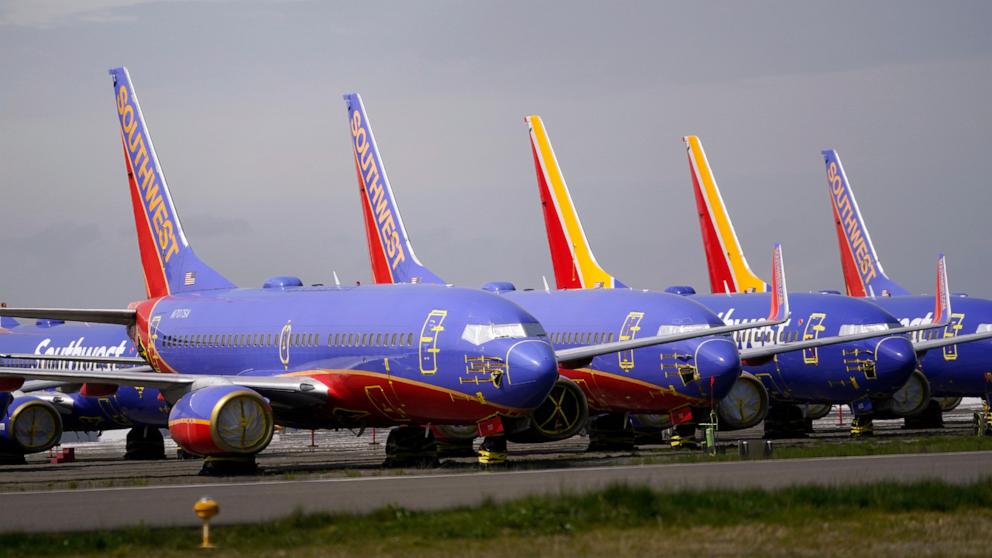 Southwest limiterà il personale e lascerà cadere 4 aeroporti dopo la perdita.  Anche American Airlines ha registrato una perdita nel primo trimestre
