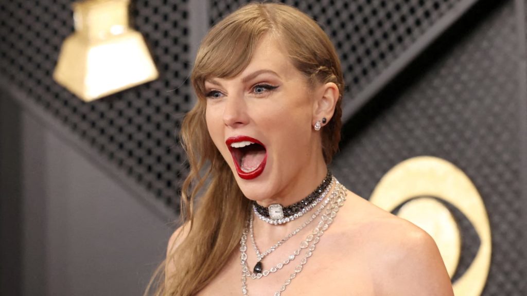 Taylor Swift è "assolutamente sopraffatta" dal suo storico album di debutto