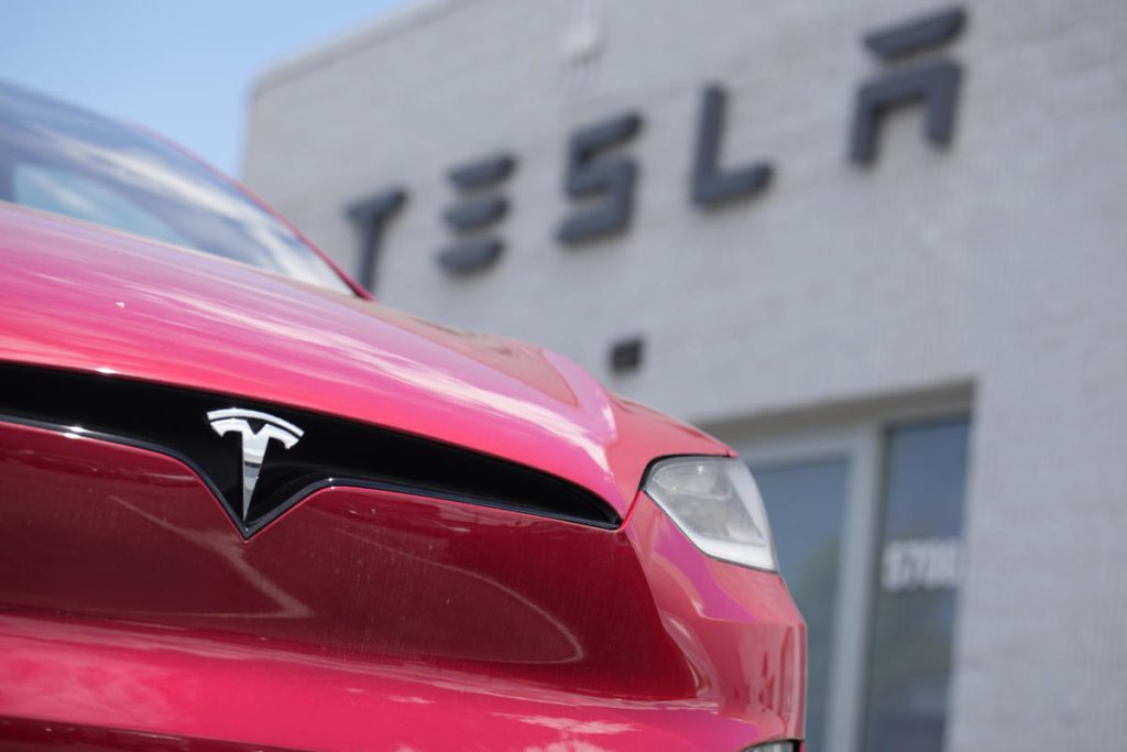 Tesla riduce i prezzi statunitensi per tre dei suoi modelli di auto elettriche dopo una settimana difficile