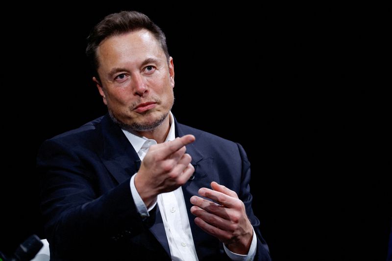 Musk sta smantellando il team di ricarica dei veicoli elettrici di Tesla, lasciando i clienti all'oscuro