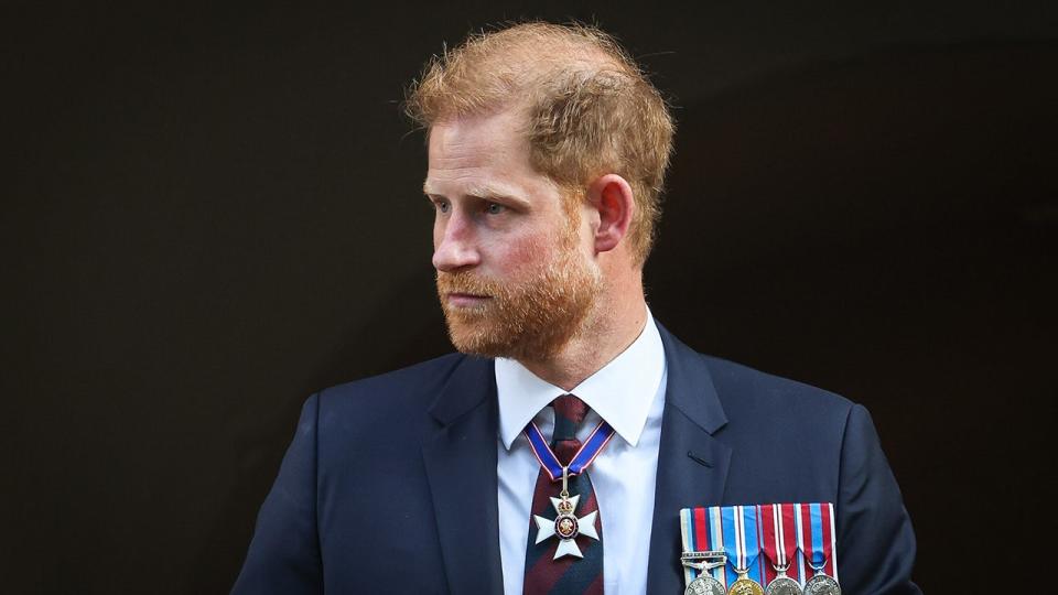 Il principe Harry indossa un abito blu scuro e medaglie