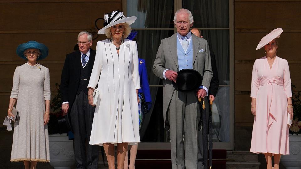 I membri della famiglia reale posano insieme in abiti formali
