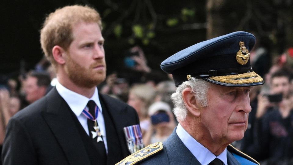 Il principe Harry cammina dietro suo padre, re Carlo