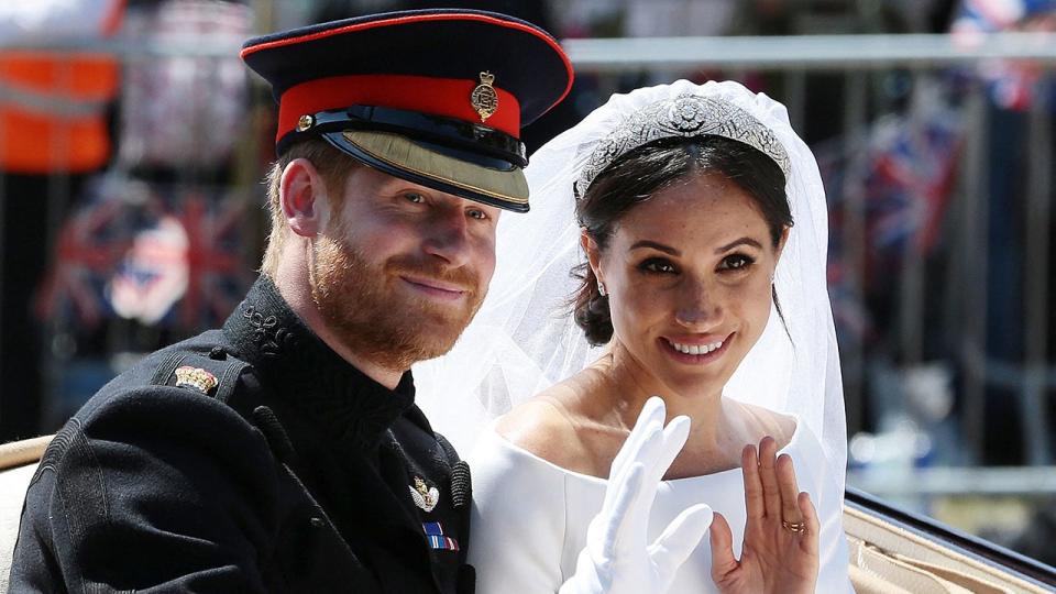 Il principe Harry e Meghan Markle salutano il giorno del loro matrimonio