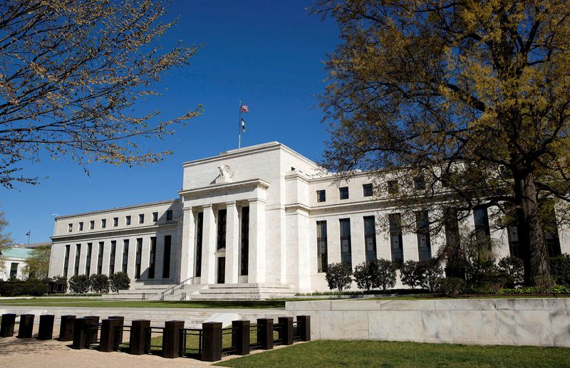 I funzionari della Fed stanno valutando se i tassi di interesse siano sufficientemente alti mentre le aspettative di inflazione salgono